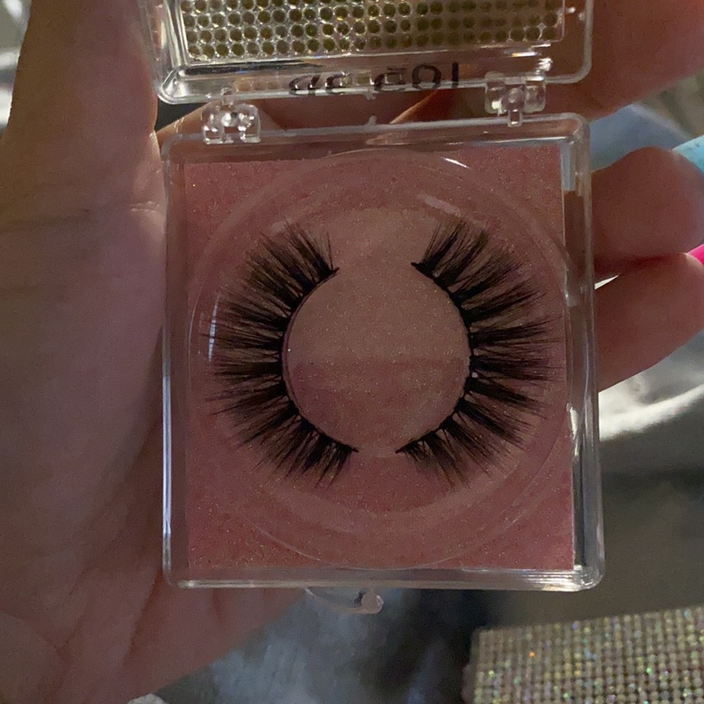 Lashes - Picture 7 of 7